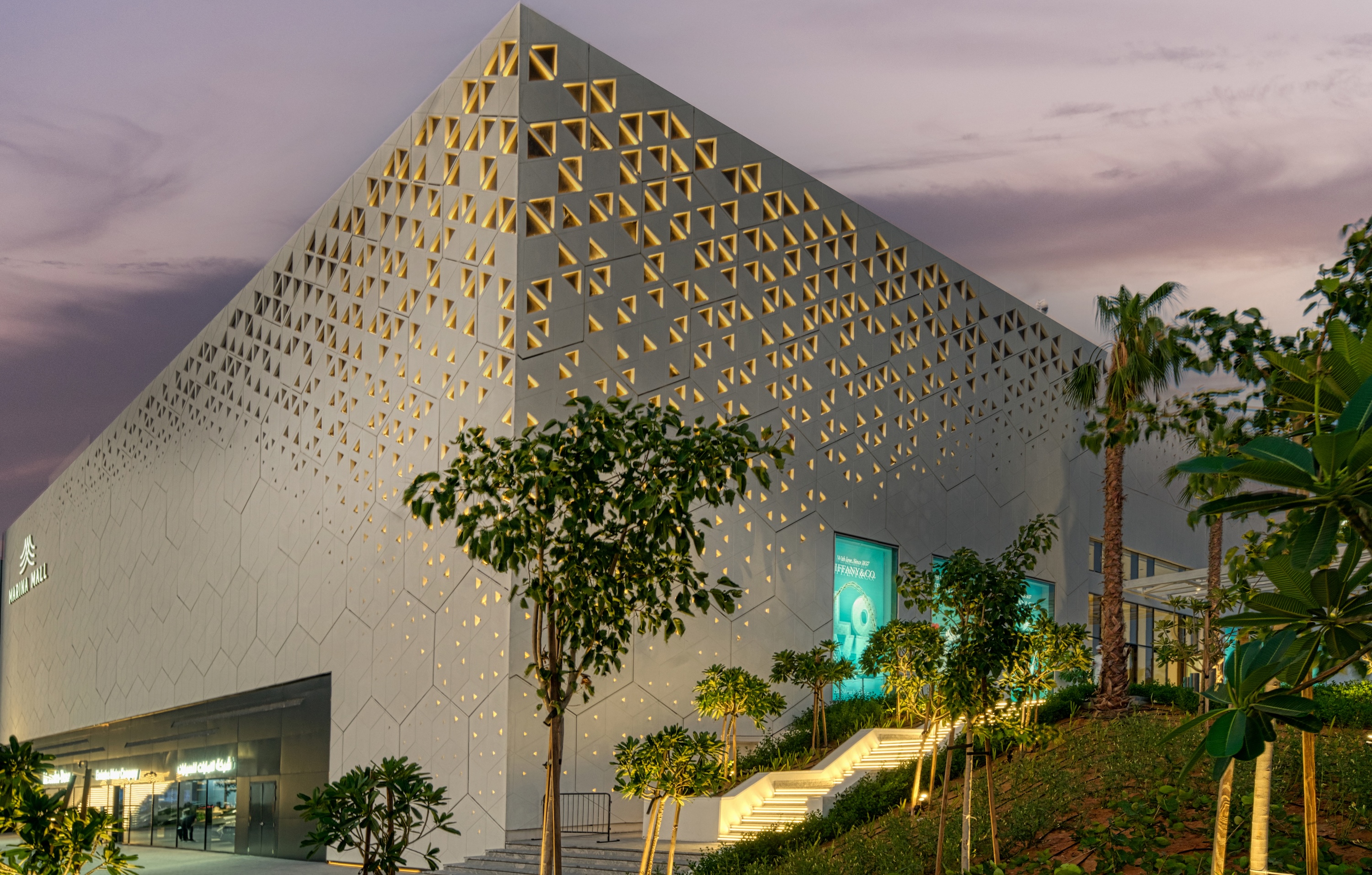 Marina Mall Abu Dhabi facade illuminated with dynamic retail lighting design by LEDFlex